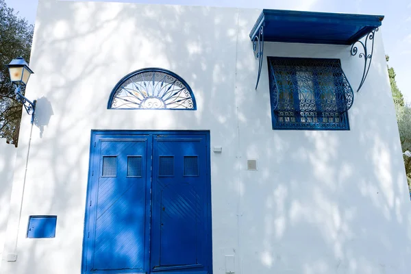 Pátio oriental tunisino casas com paredes brancas e portas de janelas azuis — Fotografia de Stock