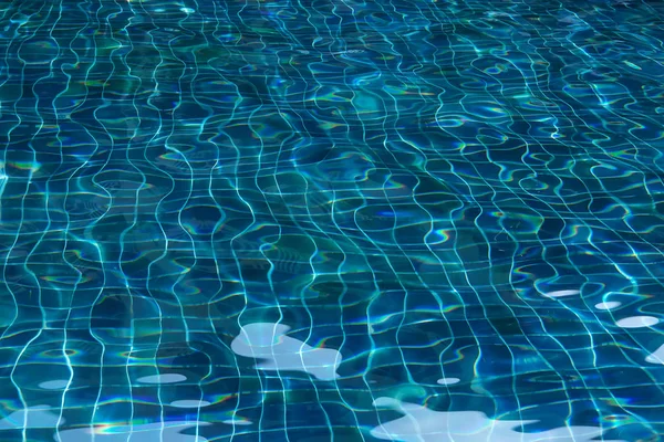Eau aveuglante dans la piscine avec tuiles bleues — Photo