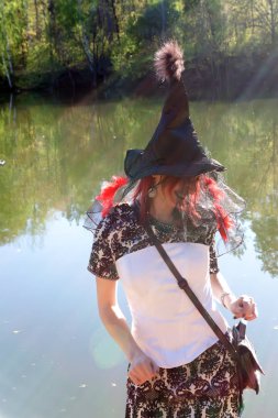 sivri siyah şapkalı genç cadı