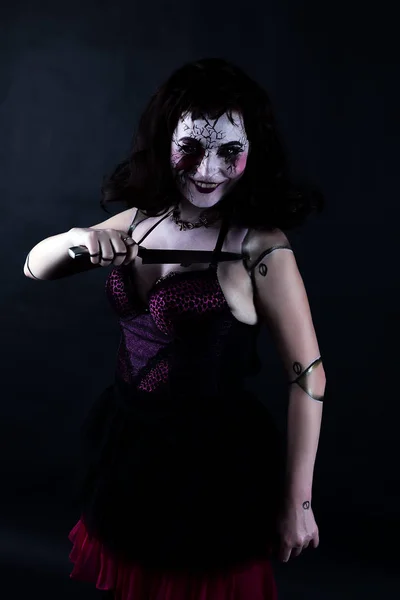 Modelo com maquiagem boneca assustadora com faca — Fotografia de Stock