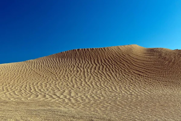 Duny a barkhans Sahary poušť největší horké pouště severní Afriky kontinentu z Tunisu — Stock fotografie