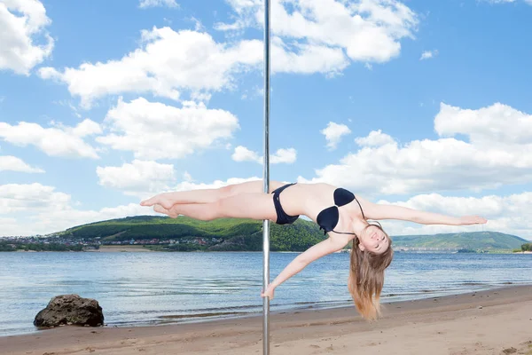 在杆子上的舞者表演杂技背景夏天沙质海滩 — 图库照片