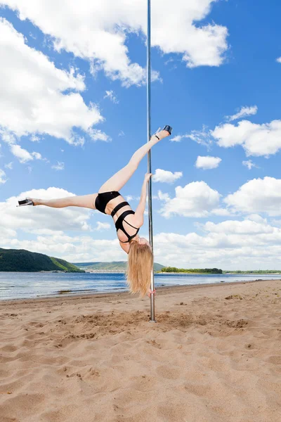 Tänzer Der Stange Führt Akrobatischen Hintergrund Sommer Sandstrand — Stockfoto