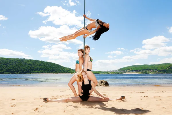 Gruppe Von Mädchen Badeanzügen Beim Pole Dance Vor Dem Hintergrund — Stockfoto