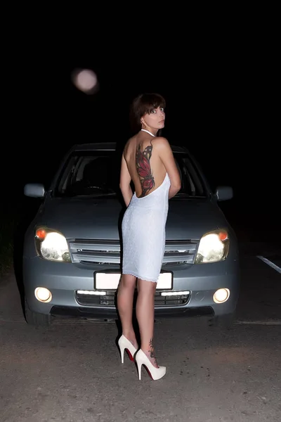 Menina Vestido Branco Nos Faróis Estrada Noite Com Tatuagem Borboleta — Fotografia de Stock