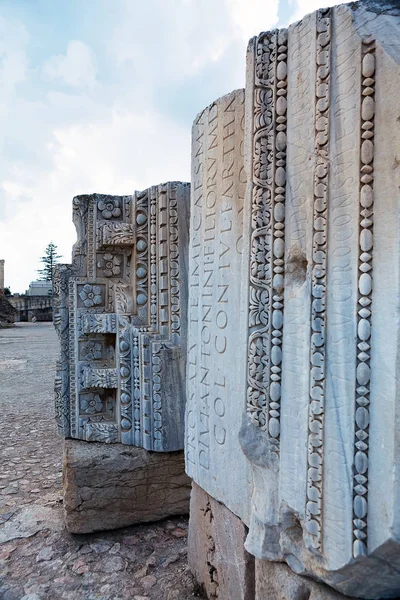 Ornamento Inscrições Fragmentos Estrutura Dos Antigos Banhos Romanos Perto Cidade — Fotografia de Stock