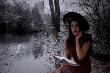 genç kızla orman kitapta cadı kostüm 