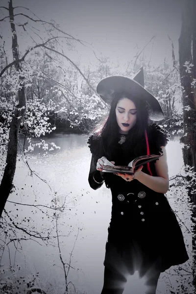 Niña Traje Bruja Con Libro Bosque — Foto de Stock