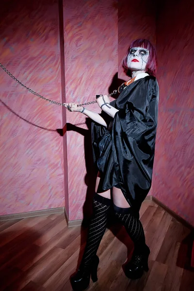Hermosa Actriz Con Maquillaje Zombie Encadenado Sobre Fondo Rojo — Foto de Stock