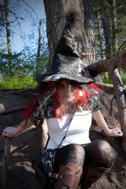 Nehri yakınında sivri siyah şapkalı genç cadı