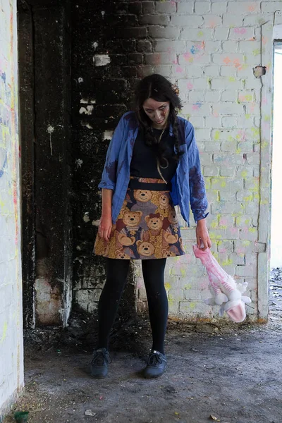 Junges Zombie Mädchen Mit Spuren Der Gesichtsverwesung Haus — Stockfoto