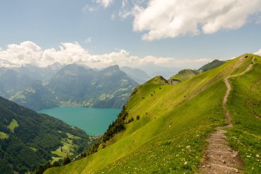 Stoos tepenin üzerinde