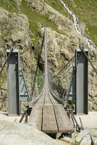 Puente colgante cerca de Gadmen — Foto de Stock