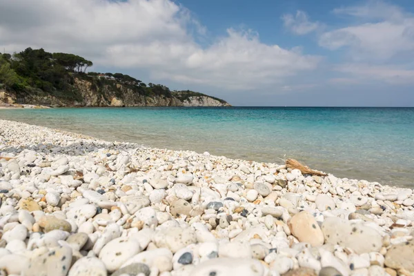 Kiezelstrand op Elba in Italië — Stockfoto