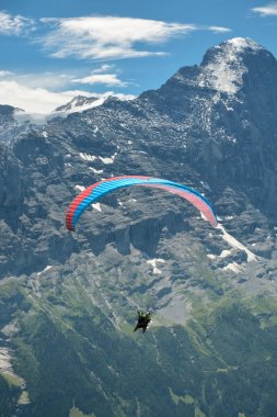 Yamaçparaşütü Eiger Zirvesi Bernese Alpleri'nde altında