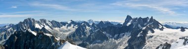 Olarak görülen Aiguille du Midi üzerinden güzel Alps