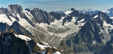 Alpler üzerinden Aiguille du Midi şaşırtıcı görünümü