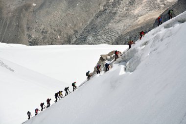 Dönen dağcıların Mont Blanc Aiguille du Midi için geri