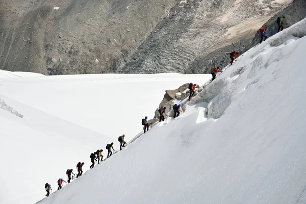 Wspinaczy, wracając z powrotem na szczyt Aiguille du Midi z Mont Blanc — Zdjęcie stockowe