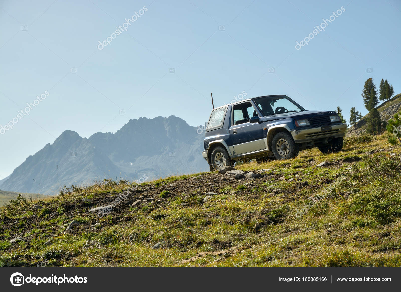 Samochód osobowoterenowy w szwajcarskich górach — Zdjęcie