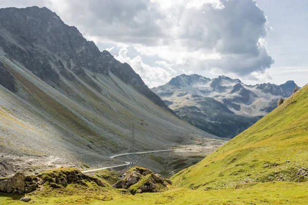 Vista desde 2315m de altura Albulapass en cantón de Graubunden en Suiza — Foto de Stock