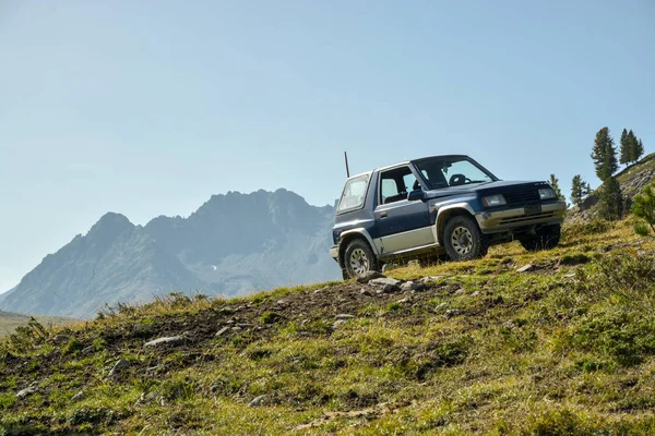 Carro terreno em montanhas suíças — Fotografia de Stock