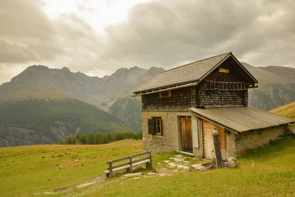 Kleine Hütte in den Schweizer Alpen — Stockfoto