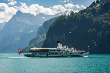 İsviçre'deki Dört kanton Gölü üzerinde tekne