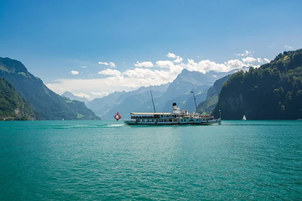 İsviçre'deki Dört kanton Gölü üzerinde tekne
