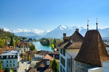 Güzel manzara Thun şehir ve Bernese Alps, İsviçre