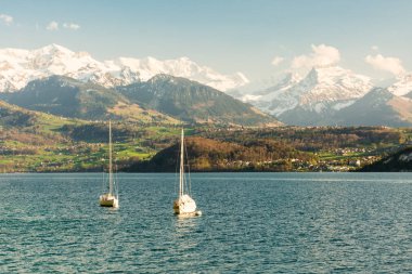 İsviçre Thunersee göl kenarında iki küçük tekne