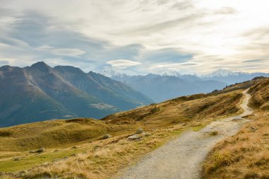 İsviçre Alpleri'nde yürüyüş yolu