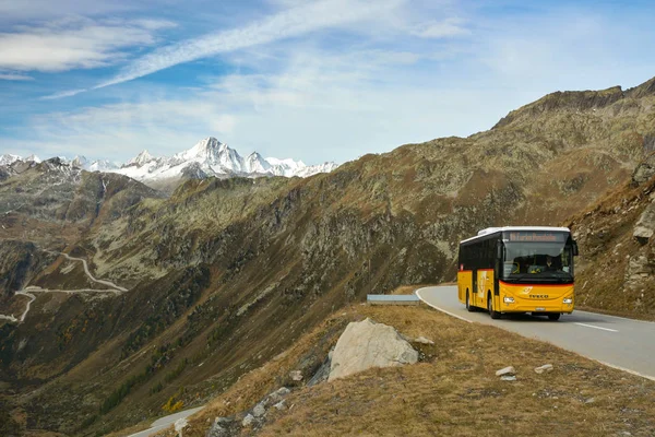 Postbus giallo sul passo dell'alta montagna — Foto Stock