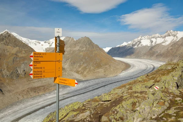 Signpost with multiple directions near Aletsch glacier — Stock Photo, Image