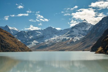 Arkasında Grand Dixence Barajı, İsviçre Alpleri