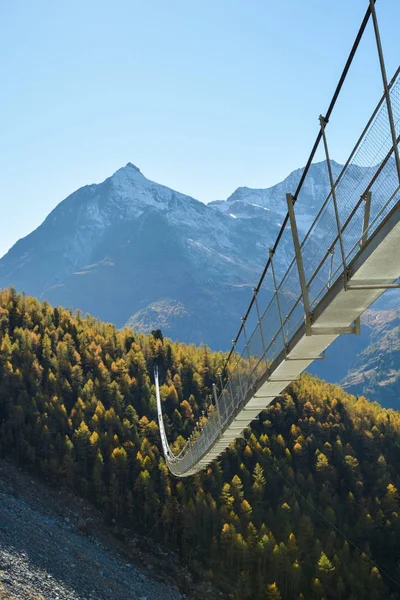 Ponte suspensa Charles Kuonen nos Alpes Suíços — Fotografia de Stock