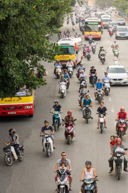 Hanoi sokak saatinde meşgul