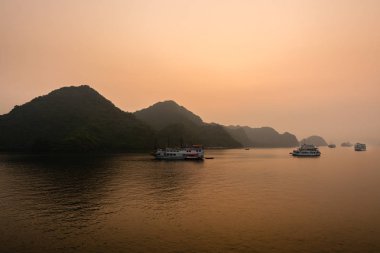Halong Bay gündoğumu