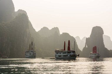 Halong Bay, Vietnam - Ekim 2014 - Halo turist ile gemi
