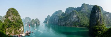 Meşgul cove yakınındaki Sung Sot mağara Halong Bay, Vietnam
