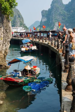 Küçük bir yüzen Pazar Sung Sot yakınındaki mağara Halong Bay, Vietnam