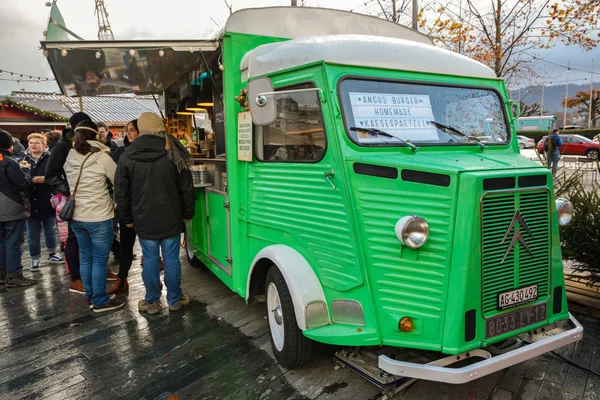 Eten kraam gemaakt van oude Citroen op kerstmarkt in Zürich — Stockfoto