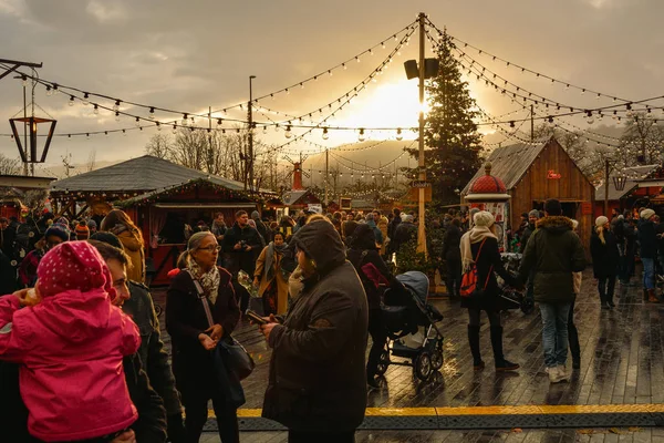 Mensen genieten van kerstsfeer op kerstmarkt in Zuri — Stockfoto