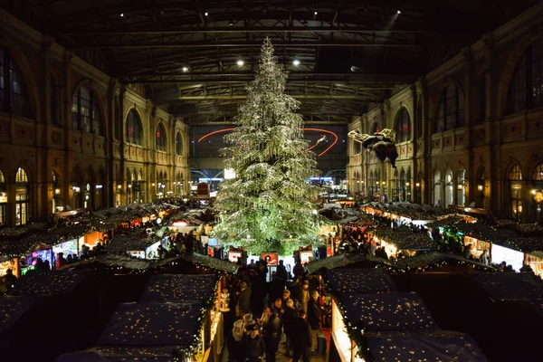 Traditionele kerstboom op kerstmarkt op Zürich belangrijkste tr — Stockfoto