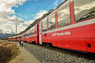 Pontresina, Sw yakınındaki ünlü Bernina Express trenin yanında iki yürüyüşçü