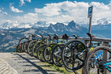 Bisiklet İsviçre Al Wildspitz peak yakınındaki küçük park yeri