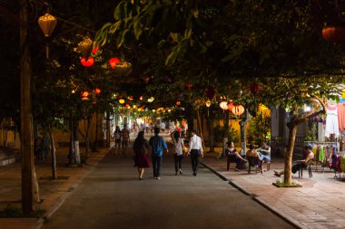 Genç çiftler Hoi sokaklarında yürürken bir sıcak summe sırasında