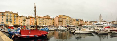 Küçük liman tekneler Saint Tropez şehir içinde dolu
