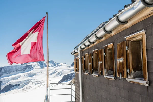 Bandera suiza cerca de la cabaña Monchsjoch cerca de Jungfraujoch en Aletsch glac — Foto de Stock