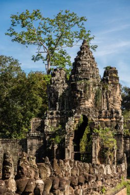 Kamboçya Angkor Thom Güney kapısı